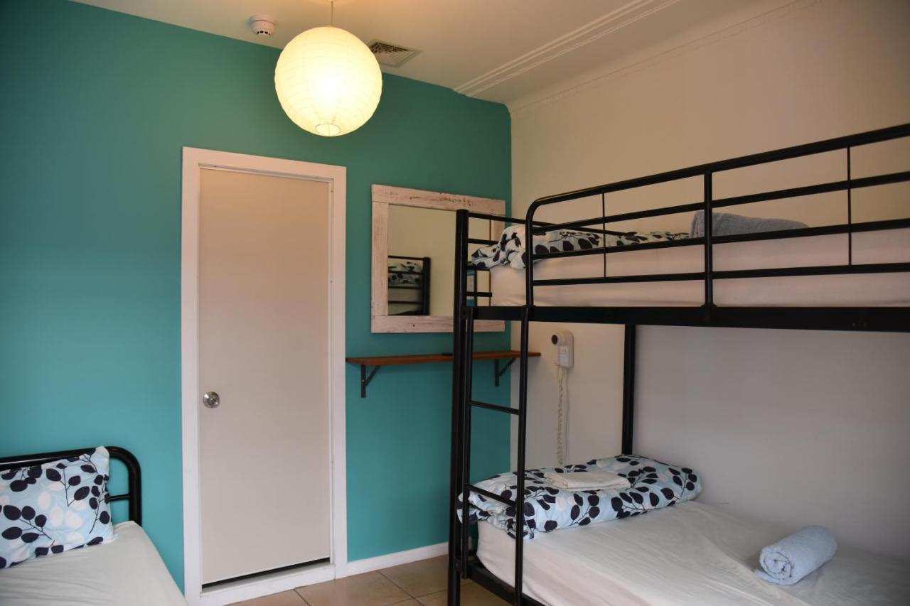 Хостел Ozzie Pozzie Backpackers Порт-Маккуори Экстерьер фото