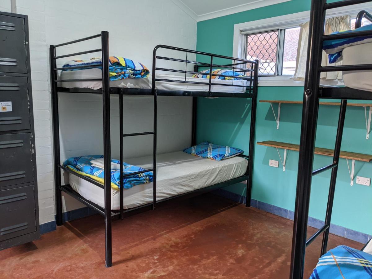 Хостел Ozzie Pozzie Backpackers Порт-Маккуори Экстерьер фото