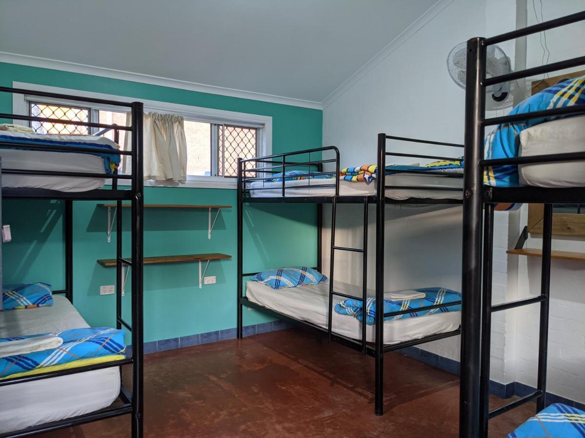 Хостел Ozzie Pozzie Backpackers Порт-Маккуори Экстерьер фото