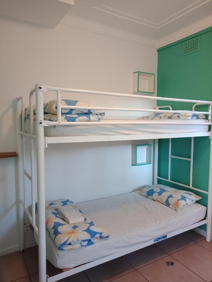 Хостел Ozzie Pozzie Backpackers Порт-Маккуори Экстерьер фото