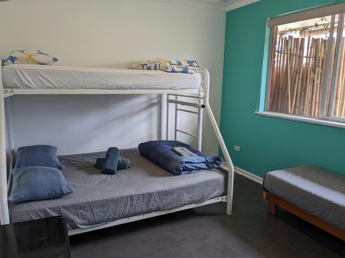 Хостел Ozzie Pozzie Backpackers Порт-Маккуори Экстерьер фото