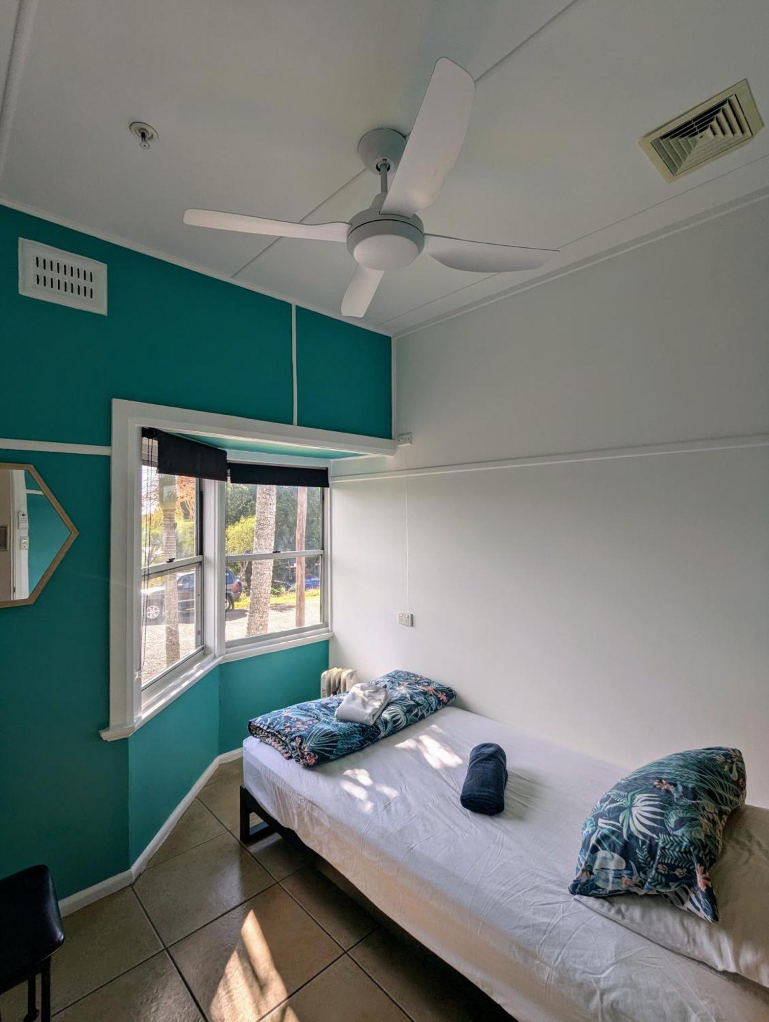 Хостел Ozzie Pozzie Backpackers Порт-Маккуори Экстерьер фото