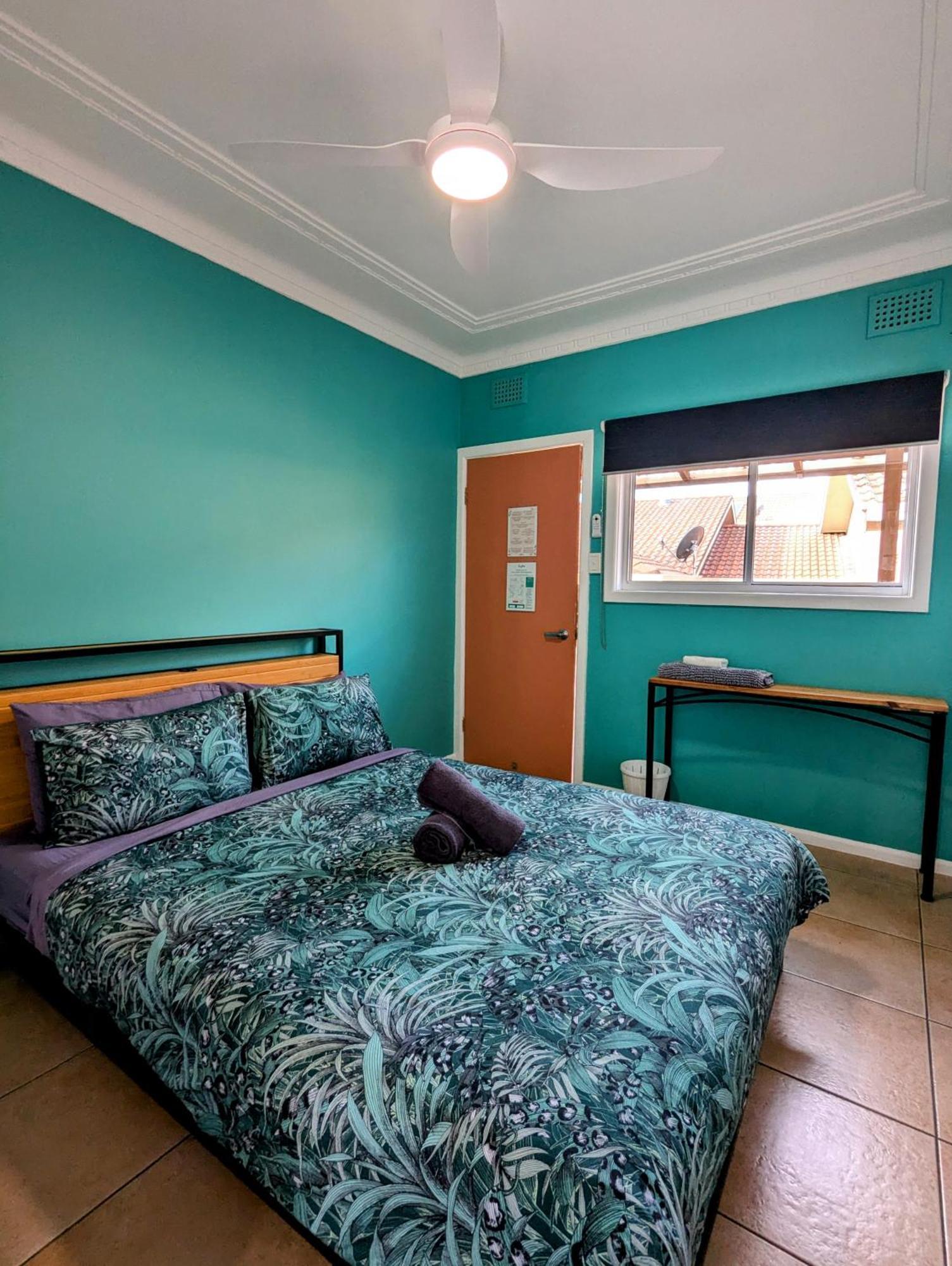 Хостел Ozzie Pozzie Backpackers Порт-Маккуори Экстерьер фото