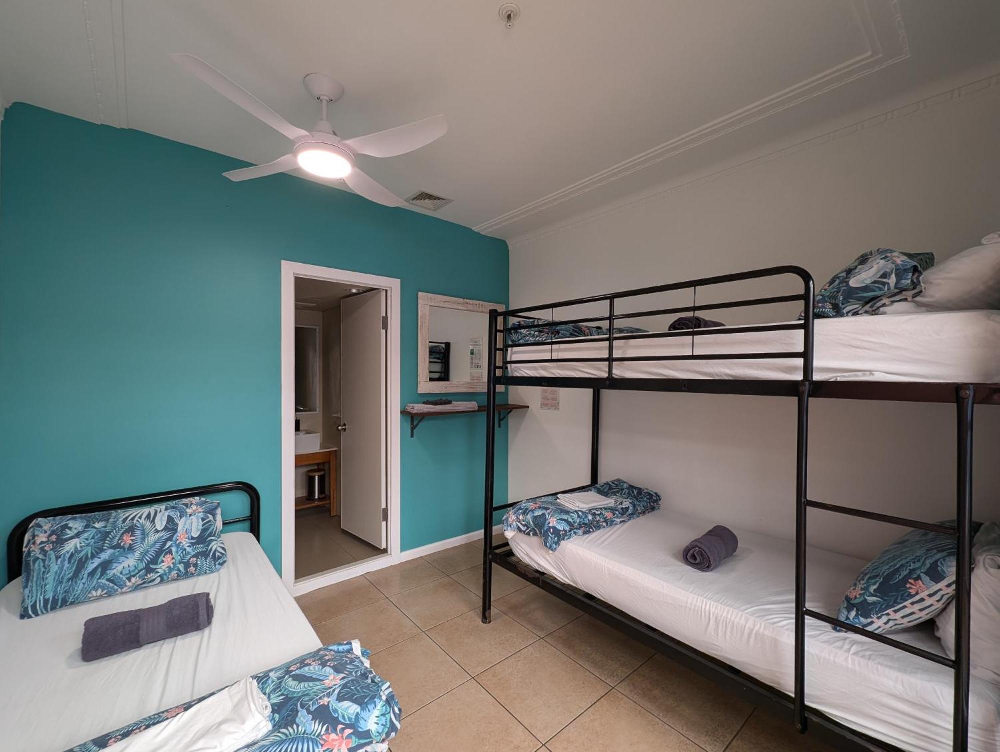 Хостел Ozzie Pozzie Backpackers Порт-Маккуори Экстерьер фото