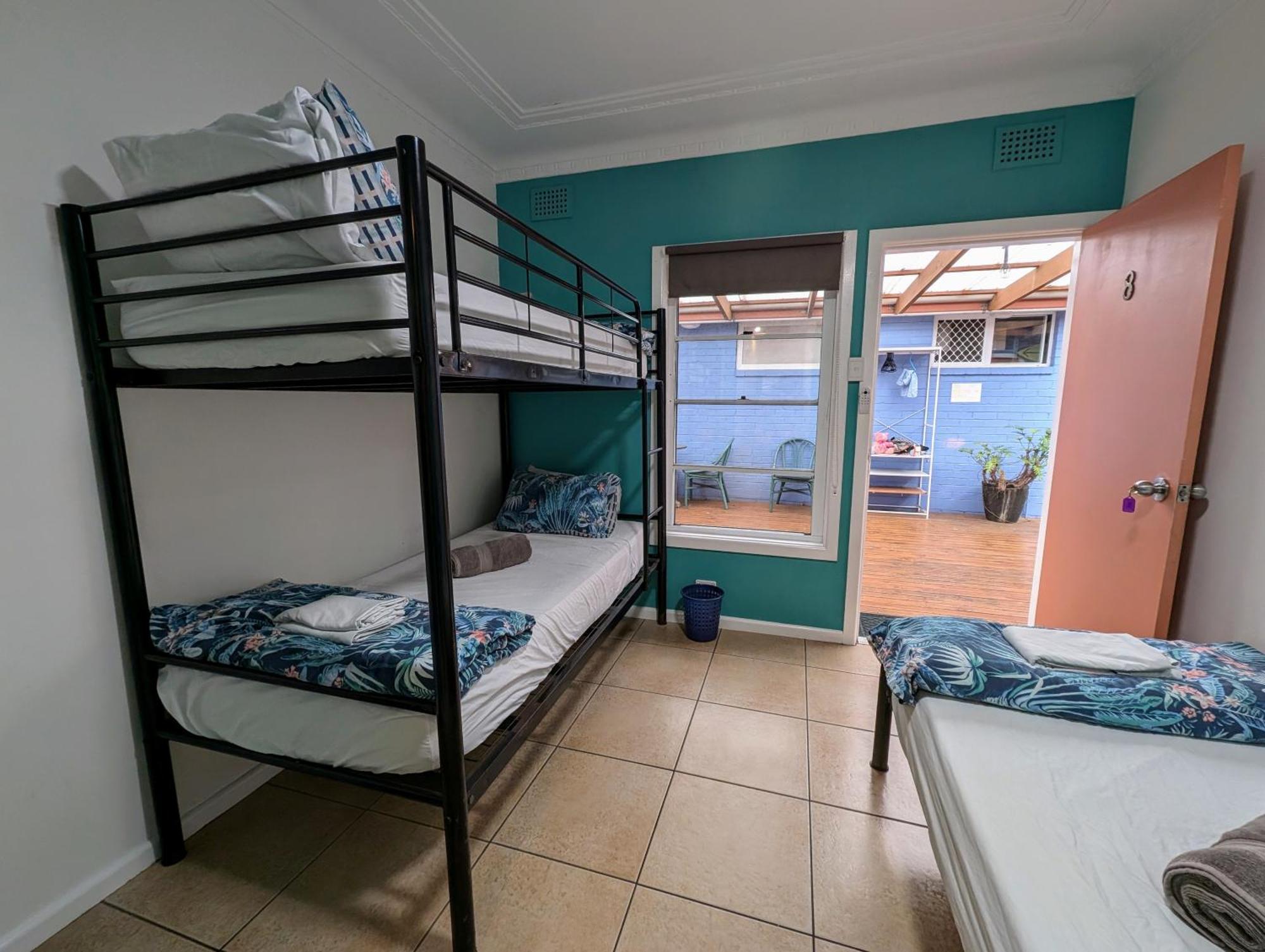 Хостел Ozzie Pozzie Backpackers Порт-Маккуори Экстерьер фото