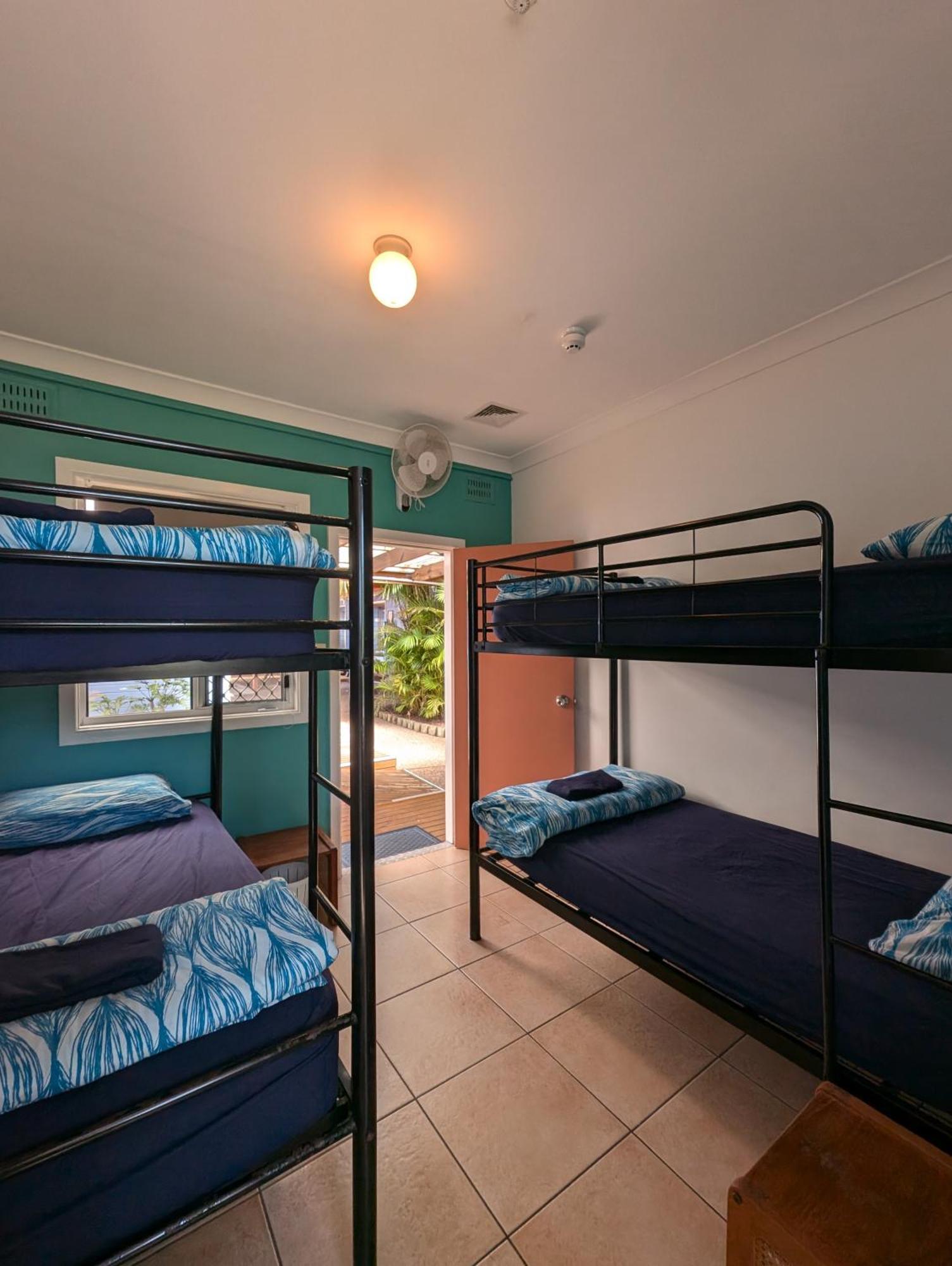 Хостел Ozzie Pozzie Backpackers Порт-Маккуори Экстерьер фото