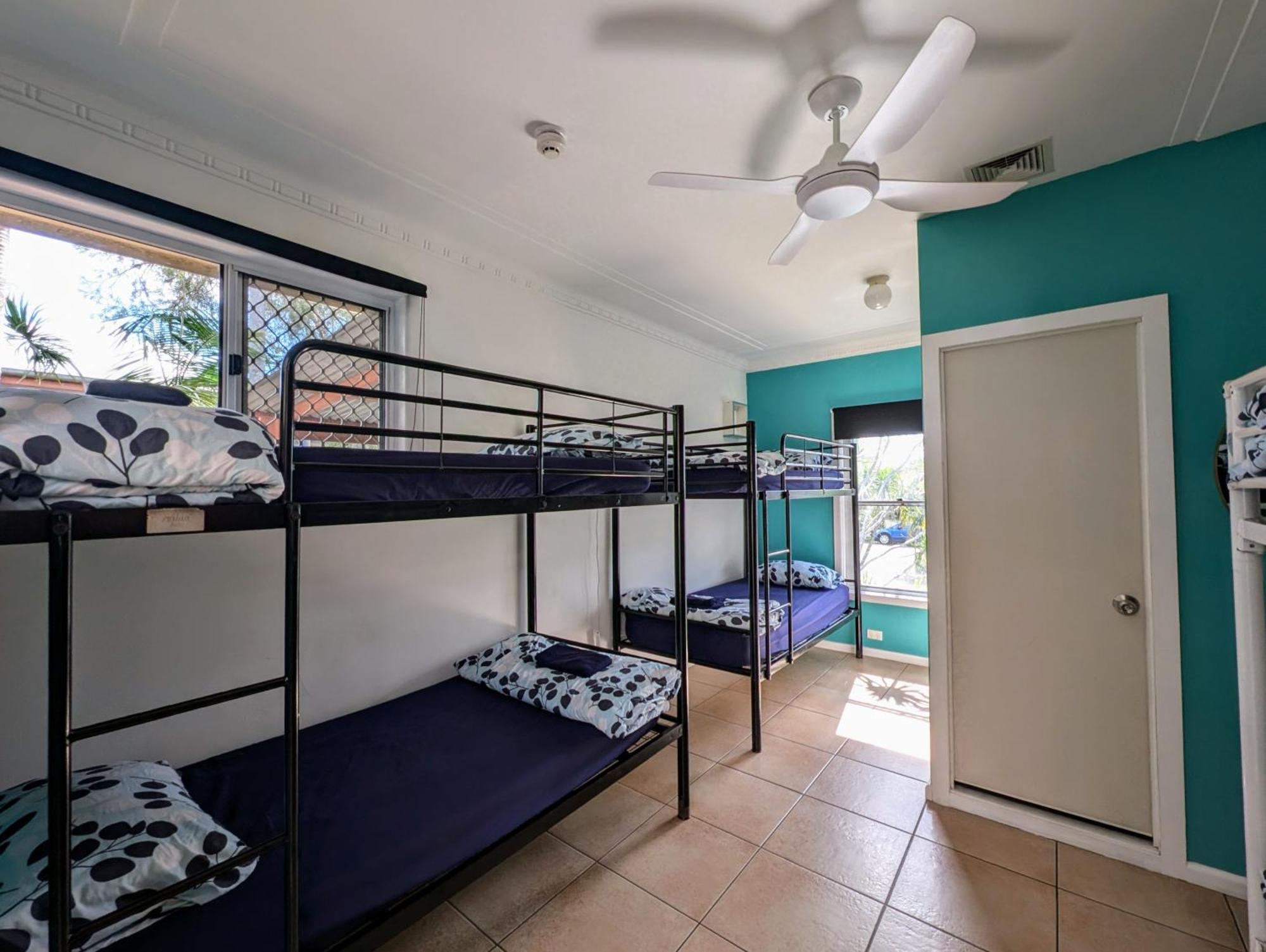 Хостел Ozzie Pozzie Backpackers Порт-Маккуори Экстерьер фото