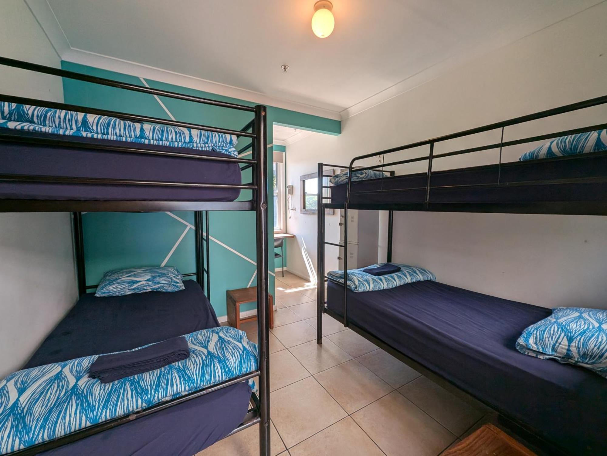 Хостел Ozzie Pozzie Backpackers Порт-Маккуори Экстерьер фото